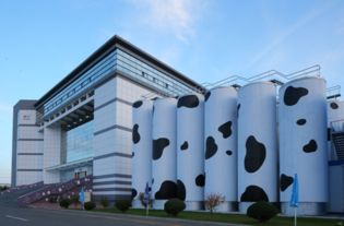 蒙牛獲評中國商業改革開放40年功勛企業 卓越投資管理與時代同行的典范